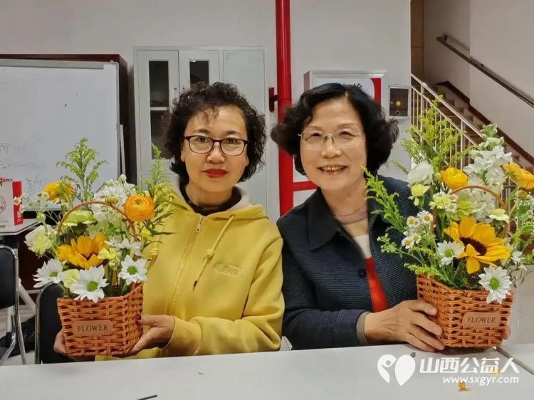 花香寄思念清明更文明 小店区平阳路街道文华苑社区组织社区居民通过插花活动学习技艺传递文明祭扫理念以鲜花替代传统祭扫让思念绵长清明回归温情本真 - 第4张