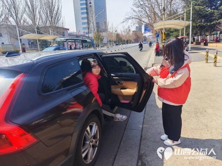 2026年3月阳泉义工在北大街小学的校门外护学岗服务共同维护校园周边交通秩序守护着小学生的上学平安路 - 第50张