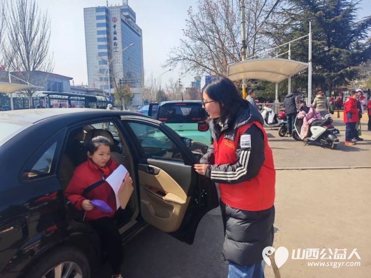2026年3月阳泉义工在北大街小学的校门外护学岗服务共同维护校园周边交通秩序守护着小学生的上学平安路 - 第43张