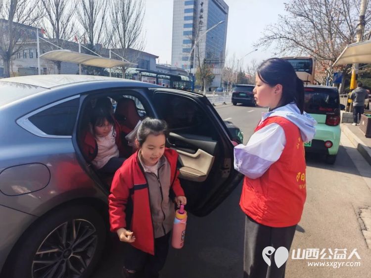 2026年3月阳泉义工在北大街小学的校门外护学岗服务共同维护校园周边交通秩序守护着小学生的上学平安路 - 第51张