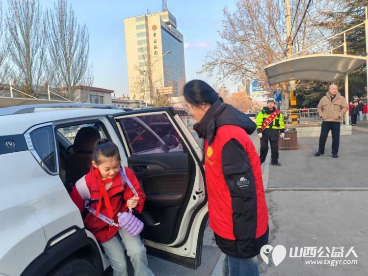2026年3月阳泉义工在北大街小学的校门外护学岗服务共同维护校园周边交通秩序守护着小学生的上学平安路 - 第49张