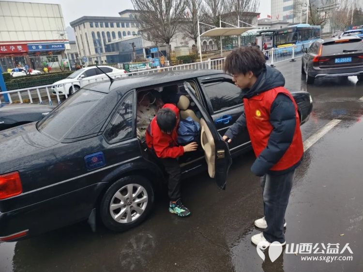 2026年3月阳泉义工在北大街小学的校门外护学岗服务共同维护校园周边交通秩序守护着小学生的上学平安路 - 第25张