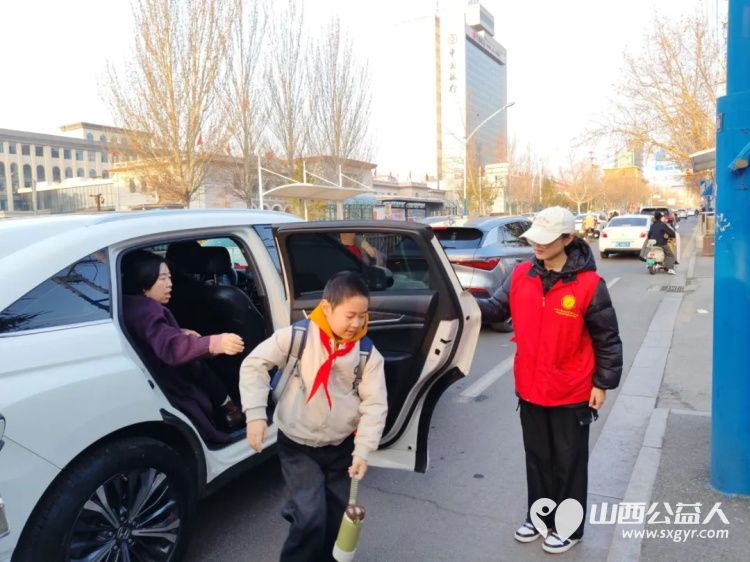 2026年3月阳泉义工在北大街小学的校门外护学岗服务共同维护校园周边交通秩序守护着小学生的上学平安路 - 第42张