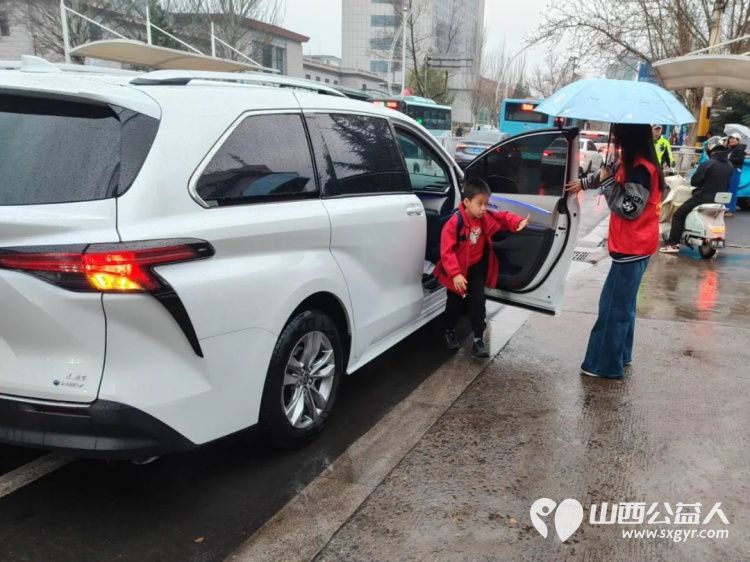 2026年3月阳泉义工在北大街小学的校门外护学岗服务共同维护校园周边交通秩序守护着小学生的上学平安路 - 第37张