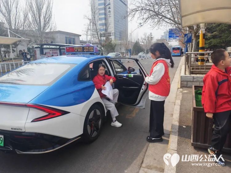 2026年3月阳泉义工在北大街小学的校门外护学岗服务共同维护校园周边交通秩序守护着小学生的上学平安路 - 第34张