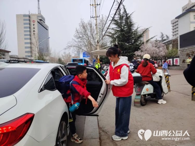 2026年3月阳泉义工在北大街小学的校门外护学岗服务共同维护校园周边交通秩序守护着小学生的上学平安路 - 第47张