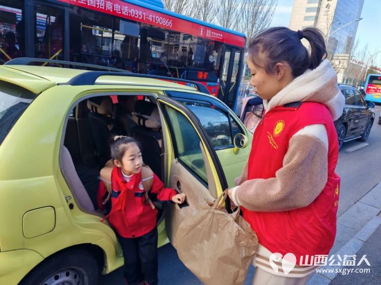 2026年3月阳泉义工在北大街小学的校门外护学岗服务共同维护校园周边交通秩序守护着小学生的上学平安路 - 第45张