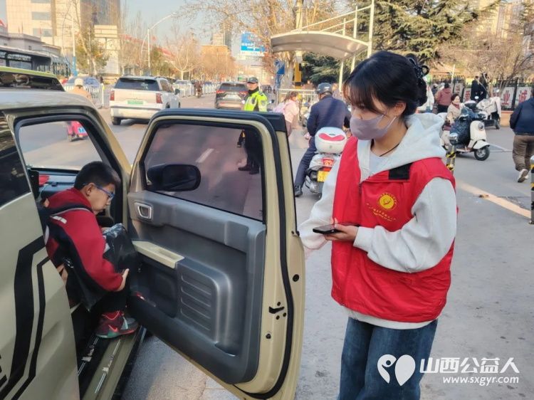 2026年3月阳泉义工在北大街小学的校门外护学岗服务共同维护校园周边交通秩序守护着小学生的上学平安路 - 第46张