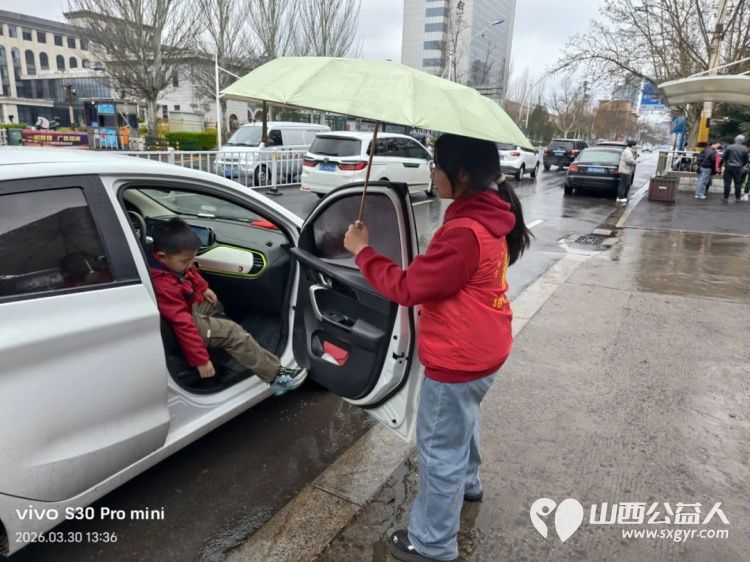 2026年3月阳泉义工在北大街小学的校门外护学岗服务共同维护校园周边交通秩序守护着小学生的上学平安路 - 第44张