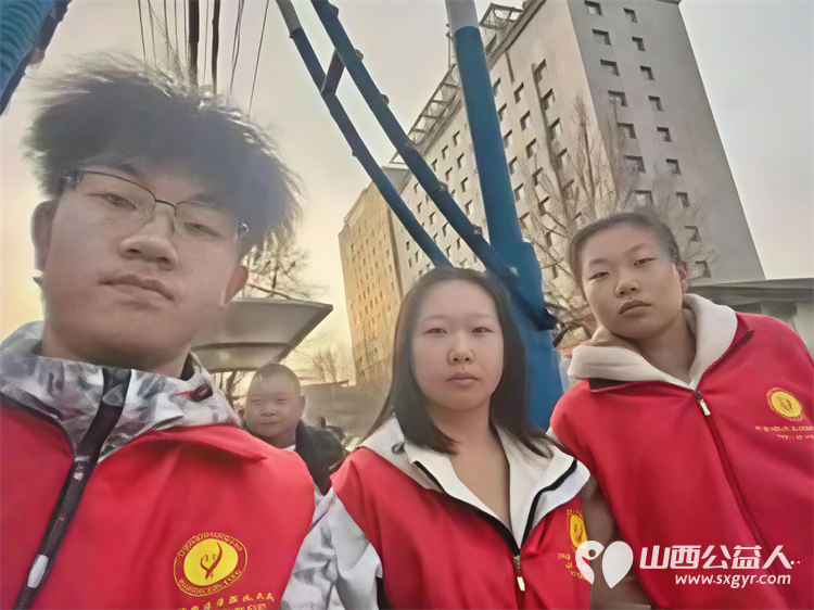 2026年3月阳泉义工在北大街小学的校门外护学岗服务共同维护校园周边交通秩序守护着小学生的上学平安路 - 第23张