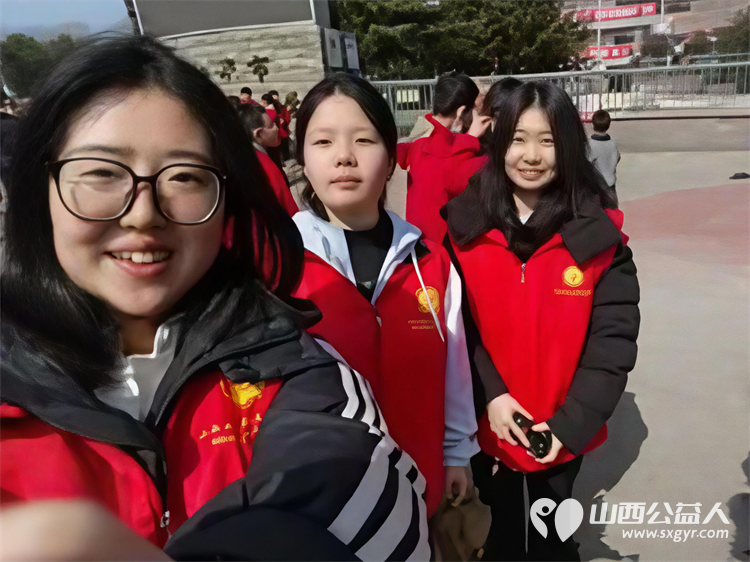 2026年3月阳泉义工在北大街小学的校门外护学岗服务共同维护校园周边交通秩序守护着小学生的上学平安路 - 第2张