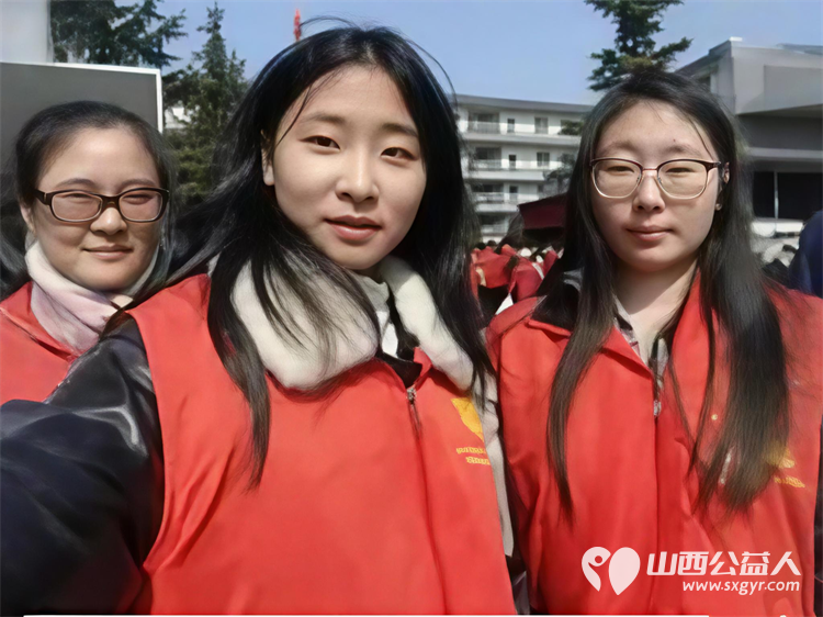 2026年3月阳泉义工在北大街小学的校门外护学岗服务共同维护校园周边交通秩序守护着小学生的上学平安路 - 第1张