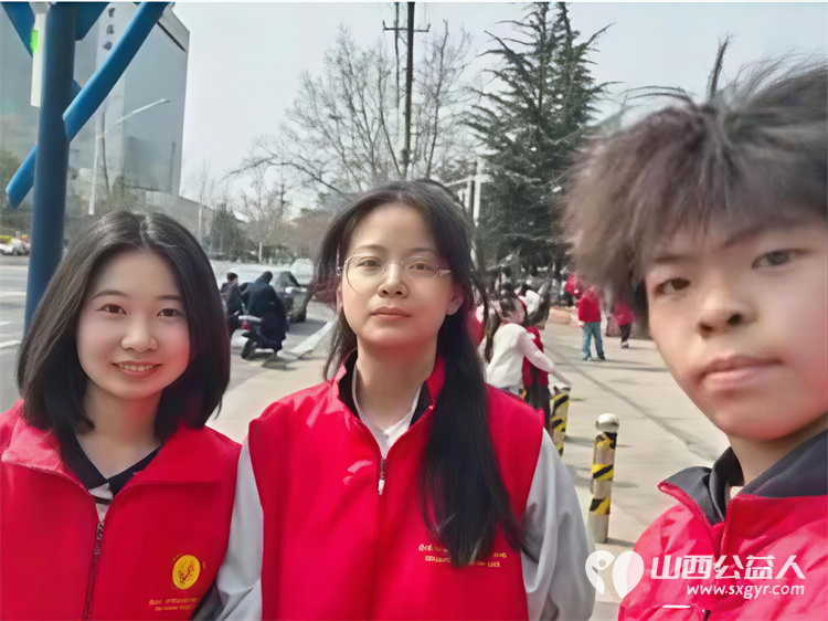 2026年3月阳泉义工在北大街小学的校门外护学岗服务共同维护校园周边交通秩序守护着小学生的上学平安路 - 第20张