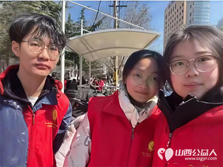 2026年3月阳泉义工在北大街小学的校门外护学岗服务共同维护校园周边交通秩序守护着小学生的上学平安路 - 第13张