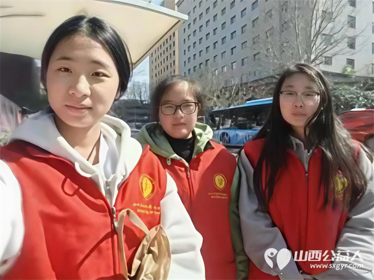 2026年3月阳泉义工在北大街小学的校门外护学岗服务共同维护校园周边交通秩序守护着小学生的上学平安路 - 第9张