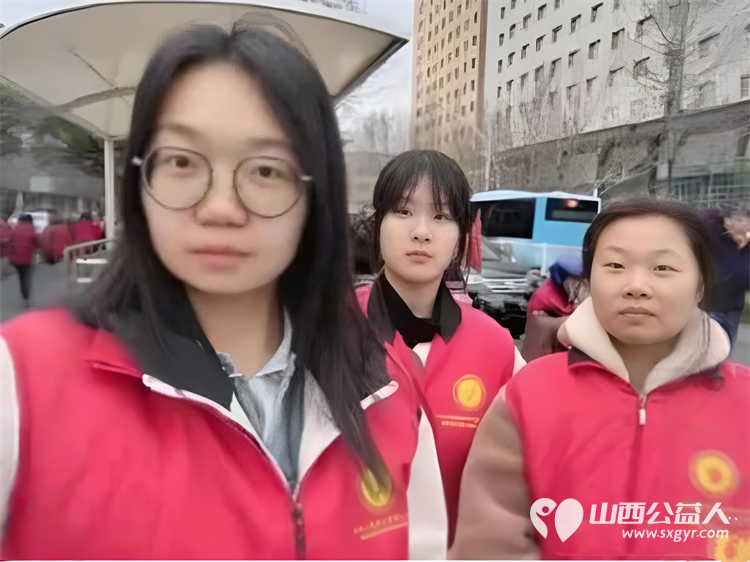 2026年3月阳泉义工在北大街小学的校门外护学岗服务共同维护校园周边交通秩序守护着小学生的上学平安路 - 第5张