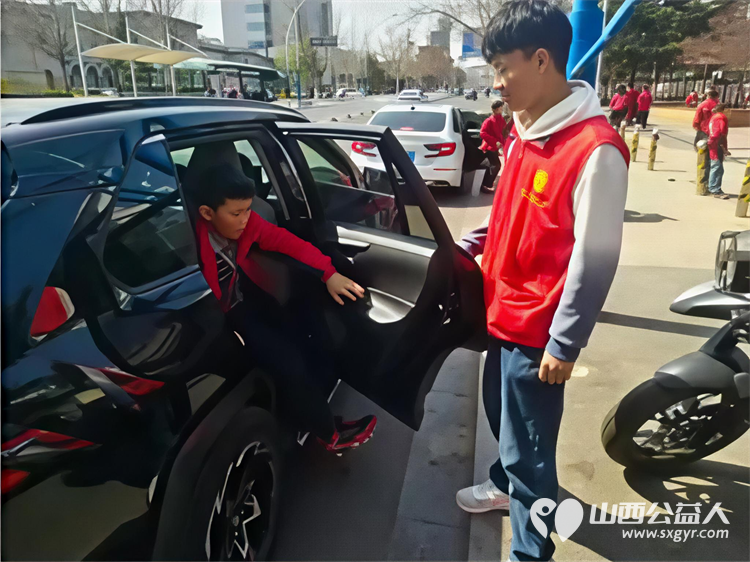 2026年3月阳泉义工在北大街小学的校门外护学岗服务共同维护校园周边交通秩序守护着小学生的上学平安路 - 第39张