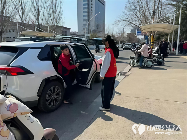 2026年3月阳泉义工在北大街小学的校门外护学岗服务共同维护校园周边交通秩序守护着小学生的上学平安路 - 第32张