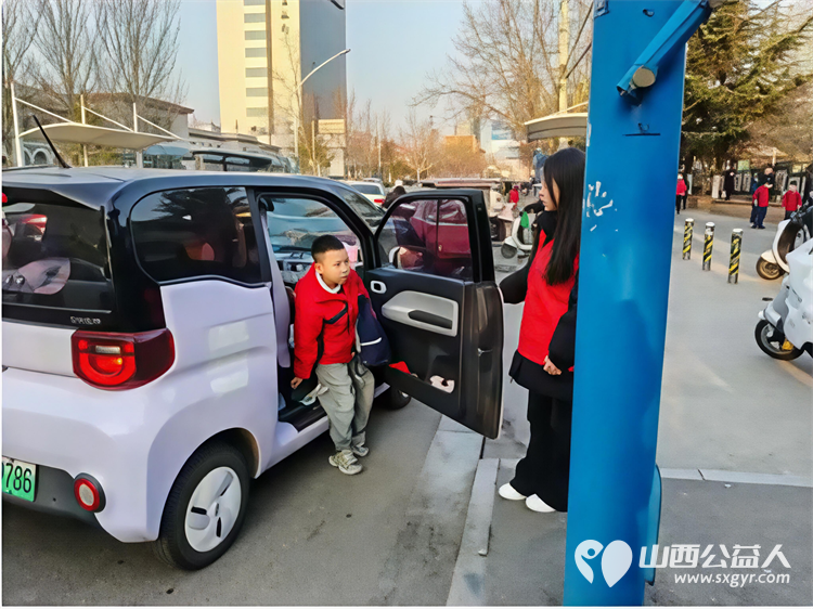 2026年3月阳泉义工在北大街小学的校门外护学岗服务共同维护校园周边交通秩序守护着小学生的上学平安路 - 第30张