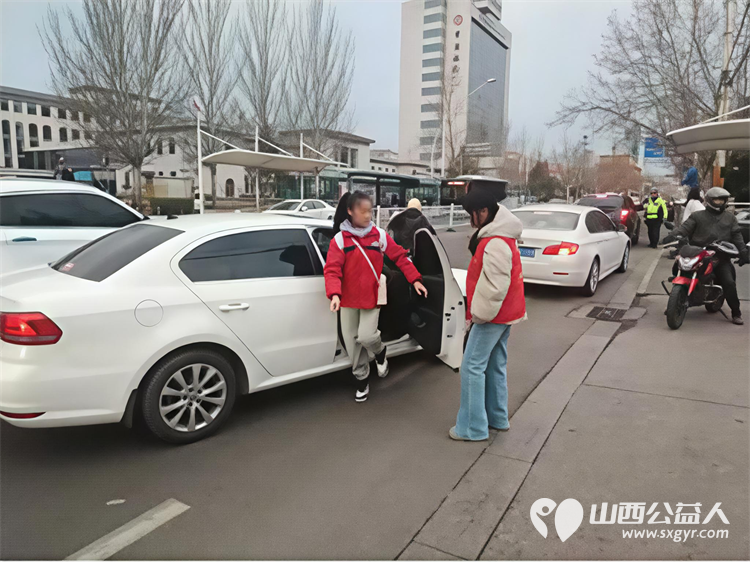 2026年3月阳泉义工在北大街小学的校门外护学岗服务共同维护校园周边交通秩序守护着小学生的上学平安路 - 第26张