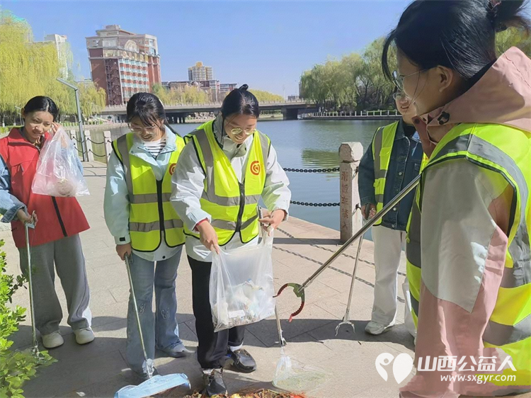 文水县爱心帮扶志愿者协会4月4日组织返乡大学生青年突击队开展文峪河生态保护志愿服务活动让青春力量在河湖岸边闪耀 - 第7张