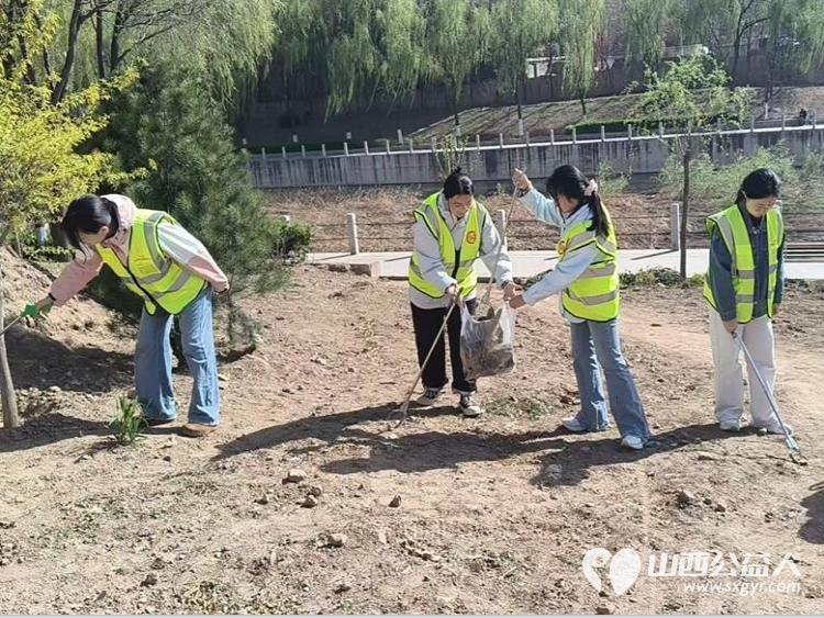 文水县爱心帮扶志愿者协会4月4日组织返乡大学生青年突击队开展文峪河生态保护志愿服务活动让青春力量在河湖岸边闪耀 - 第4张