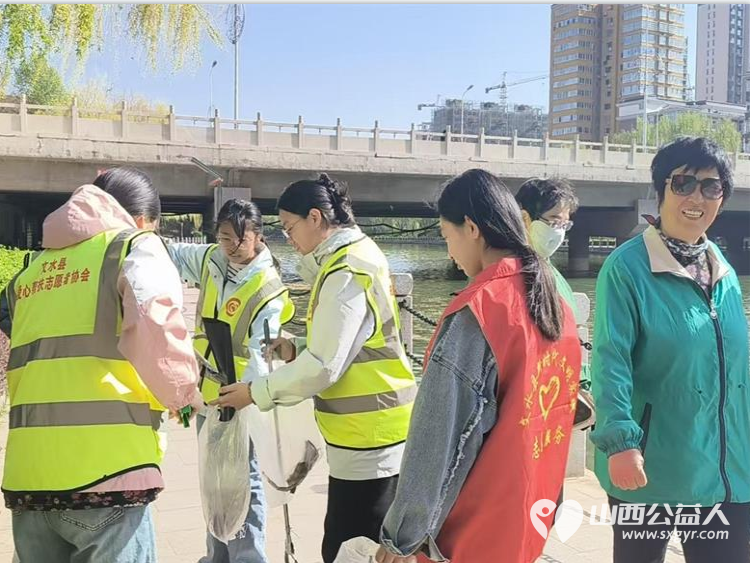 文水县爱心帮扶志愿者协会4月4日组织返乡大学生青年突击队开展文峪河生态保护志愿服务活动让青春力量在河湖岸边闪耀 - 第5张