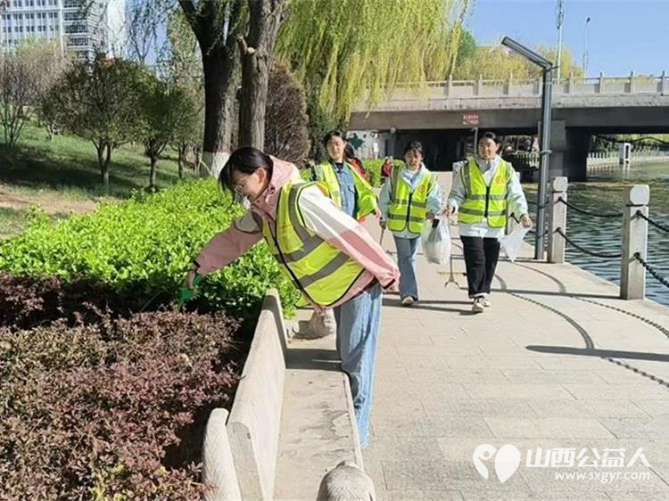 文水县爱心帮扶志愿者协会4月4日组织返乡大学生青年突击队开展文峪河生态保护志愿服务活动让青春力量在河湖岸边闪耀 - 第9张