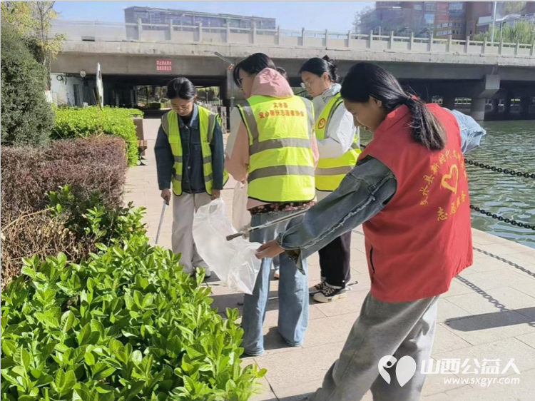 文水县爱心帮扶志愿者协会4月4日组织返乡大学生青年突击队开展文峪河生态保护志愿服务活动让青春力量在河湖岸边闪耀 - 第3张