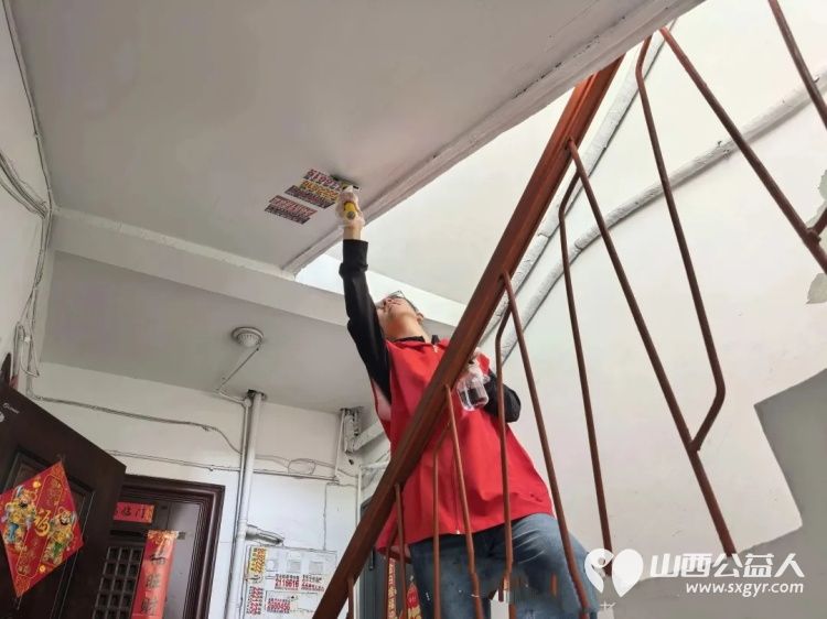 临汾市文明交通志愿者协会联合临汾一中2516班学生在志愿队长带队下走进商会社区清理小广告整治环境卫生 - 第2张 - 山西公益人 临汾市文明交通志愿者协会联合临汾一中2516班学生在志愿队长带队下走进商会社区清理小广告整治环境卫生 - 第2张