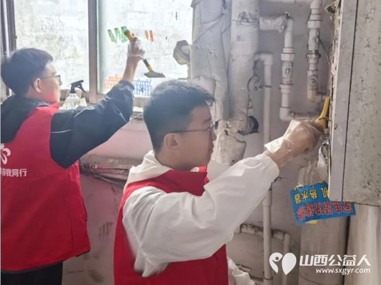 临汾市文明交通志愿者协会联合临汾一中2516班学生在志愿队长带队下走进商会社区清理小广告整治环境卫生 - 第4张 - 山西公益人 临汾市文明交通志愿者协会联合临汾一中2516班学生在志愿队长带队下走进商会社区清理小广告整治环境卫生 - 第4张