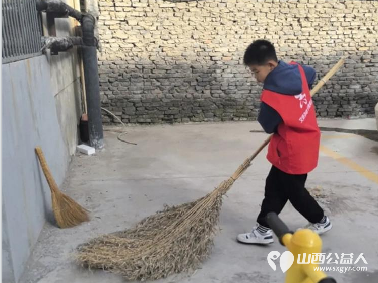 临汾市文明交通志愿者协会联合临汾一中2516班学生在志愿队长带队下走进商会社区清理小广告整治环境卫生 - 第6张 - 山西公益人 临汾市文明交通志愿者协会联合临汾一中2516班学生在志愿队长带队下走进商会社区清理小广告整治环境卫生 - 第6张