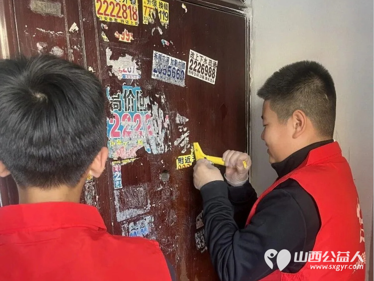 临汾市文明交通志愿者协会联合临汾一中2516班学生在志愿队长带队下走进商会社区清理小广告整治环境卫生 - 第3张 - 山西公益人 临汾市文明交通志愿者协会联合临汾一中2516班学生在志愿队长带队下走进商会社区清理小广告整治环境卫生 - 第3张