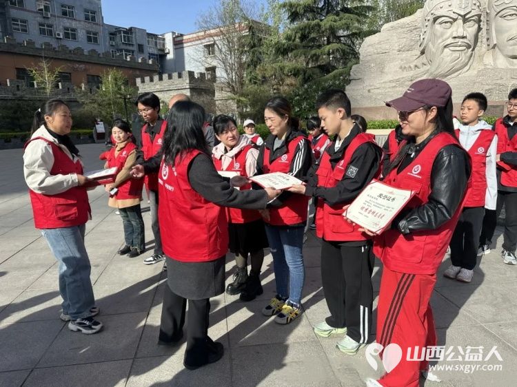 雷锋精神铭于心志愿服务践于行----临汾市文明交通志愿者协会召开三月雷锋月志愿服务表彰大会对在活动中表现突出的60名优秀雷锋志愿者予以表彰 - 第9张 - 山西公益人 雷锋精神铭于心志愿服务践于行----临汾市文明交通志愿者协会召开三月雷锋月志愿服务表彰大会对在活动中表现突出的60名优秀雷锋志愿者予以表彰 - 第9张
