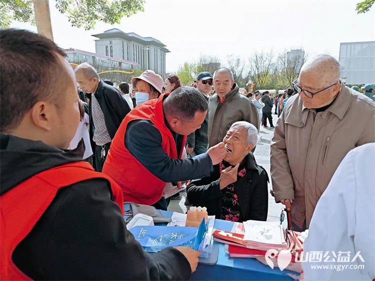 传承非遗品味文化----介休市敬老协会4月3日参加了非遗文化传承活动在后土庙为所有老人爱心理发义诊为老人们晚年生活送去一份温暖 - 第9张
