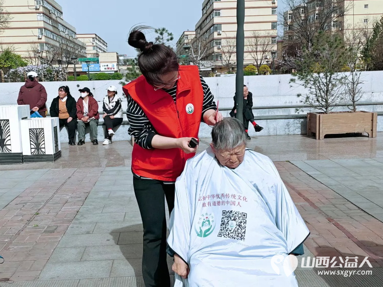 传承非遗品味文化----介休市敬老协会4月3日参加了非遗文化传承活动在后土庙为所有老人爱心理发义诊为老人们晚年生活送去一份温暖 - 第6张