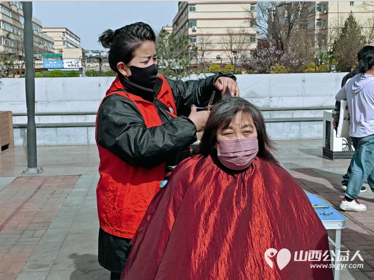 传承非遗品味文化----介休市敬老协会4月3日参加了非遗文化传承活动在后土庙为所有老人爱心理发义诊为老人们晚年生活送去一份温暖 - 第3张