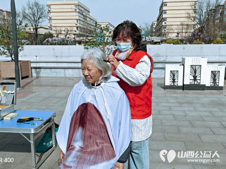 传承非遗品味文化----介休市敬老协会4月3日参加了非遗文化传承活动在后土庙为所有老人爱心理发义诊为老人们晚年生活送去一份温暖 - 第4张