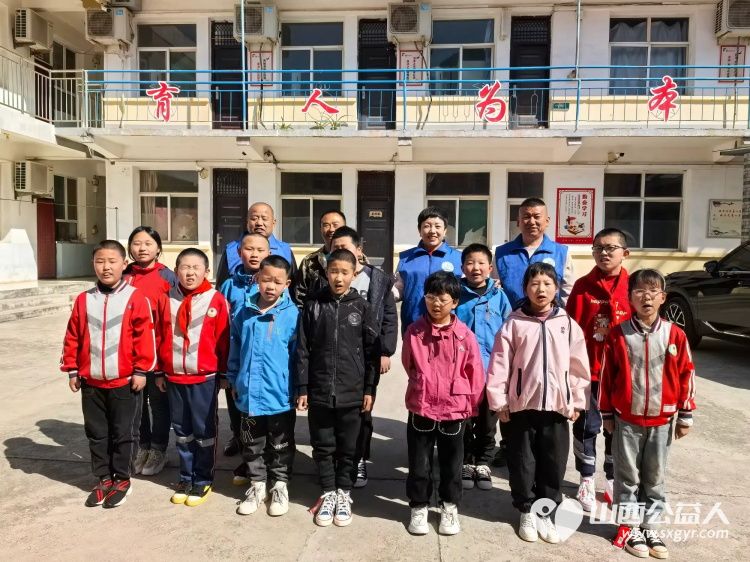 长治市小雨点公益志愿者协会向平顺县虹梯关乡芣兰岩小学学生捐赠运动鞋139双 - 第1张 - 山西公益人 长治市小雨点公益志愿者协会向平顺县虹梯关乡芣兰岩小学学生捐赠运动鞋139双 - 第1张