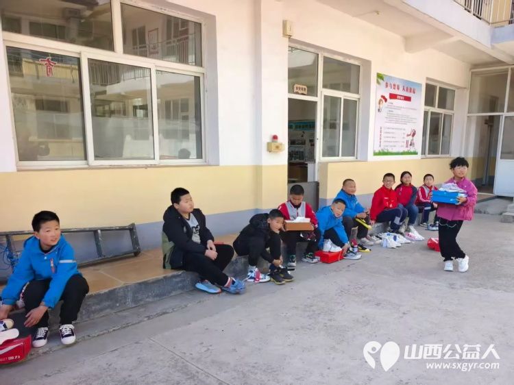 长治市小雨点公益志愿者协会向平顺县虹梯关乡芣兰岩小学学生捐赠运动鞋139双 - 第11张 - 山西公益人 长治市小雨点公益志愿者协会向平顺县虹梯关乡芣兰岩小学学生捐赠运动鞋139双 - 第11张