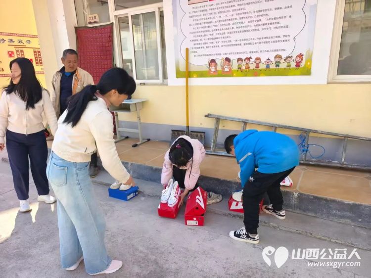 长治市小雨点公益志愿者协会向平顺县虹梯关乡芣兰岩小学学生捐赠运动鞋139双 - 第10张 - 山西公益人 长治市小雨点公益志愿者协会向平顺县虹梯关乡芣兰岩小学学生捐赠运动鞋139双 - 第10张