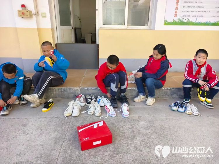 长治市小雨点公益志愿者协会向平顺县虹梯关乡芣兰岩小学学生捐赠运动鞋139双 - 第9张 - 山西公益人 长治市小雨点公益志愿者协会向平顺县虹梯关乡芣兰岩小学学生捐赠运动鞋139双 - 第9张