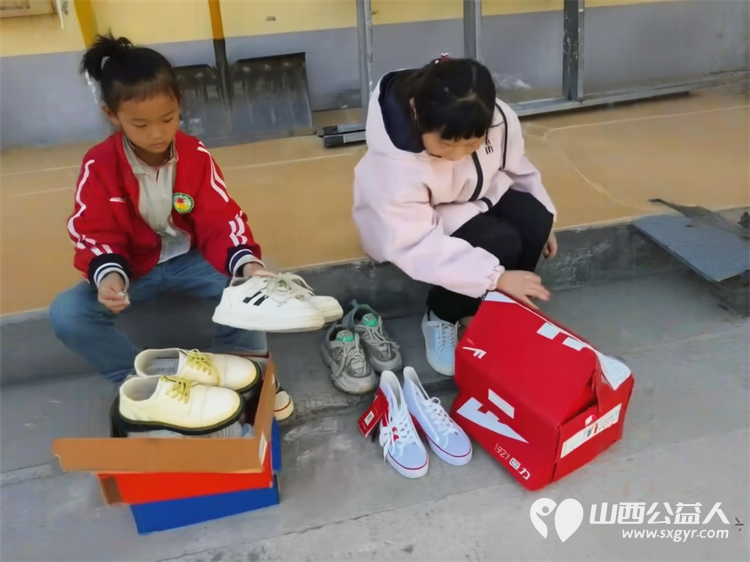 长治市小雨点公益志愿者协会向平顺县虹梯关乡芣兰岩小学学生捐赠运动鞋139双 - 第8张 - 山西公益人 长治市小雨点公益志愿者协会向平顺县虹梯关乡芣兰岩小学学生捐赠运动鞋139双 - 第8张