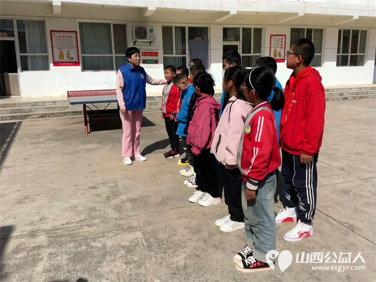 长治市小雨点公益志愿者协会向平顺县虹梯关乡芣兰岩小学学生捐赠运动鞋139双 - 第4张 - 山西公益人 长治市小雨点公益志愿者协会向平顺县虹梯关乡芣兰岩小学学生捐赠运动鞋139双 - 第4张