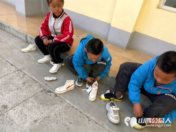 长治市小雨点公益志愿者协会向平顺县虹梯关乡芣兰岩小学学生捐赠运动鞋139双 - 第7张 - 山西公益人 长治市小雨点公益志愿者协会向平顺县虹梯关乡芣兰岩小学学生捐赠运动鞋139双 - 第7张