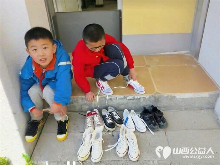 长治市小雨点公益志愿者协会向平顺县虹梯关乡芣兰岩小学学生捐赠运动鞋139双 - 第6张 - 山西公益人 长治市小雨点公益志愿者协会向平顺县虹梯关乡芣兰岩小学学生捐赠运动鞋139双 - 第6张