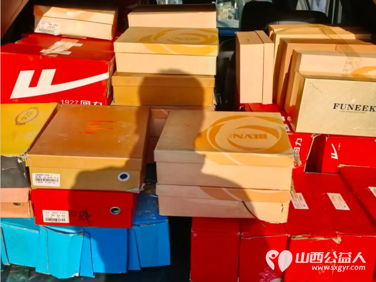 长治市小雨点公益志愿者协会向平顺县虹梯关乡芣兰岩小学学生捐赠运动鞋139双 - 第2张 - 山西公益人 长治市小雨点公益志愿者协会向平顺县虹梯关乡芣兰岩小学学生捐赠运动鞋139双 - 第2张