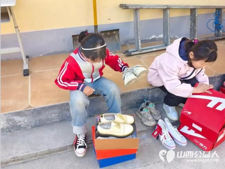 长治市小雨点公益志愿者协会向平顺县虹梯关乡芣兰岩小学学生捐赠运动鞋139双 - 第5张 - 山西公益人 长治市小雨点公益志愿者协会向平顺县虹梯关乡芣兰岩小学学生捐赠运动鞋139双 - 第5张