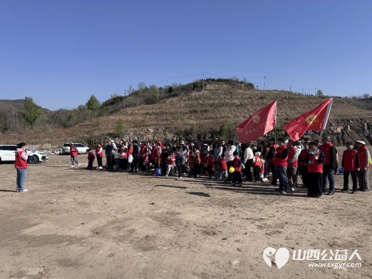 播种绿色关爱自然----阳泉市义工联合会开展第21届义务植树活动共190多人来到汉河沟村植树基地一起栽下绿色栽下希望掀起春季绿化新高潮 - 第8张 - 山西公益人 播种绿色关爱自然----阳泉市义工联合会开展第21届义务植树活动共190多人来到汉河沟村植树基地一起栽下绿色栽下希望掀起春季绿化新高潮 - 第8张