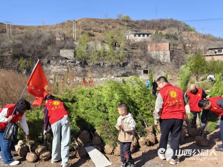 播种绿色关爱自然----阳泉市义工联合会开展第21届义务植树活动共190多人来到汉河沟村植树基地一起栽下绿色栽下希望掀起春季绿化新高潮 - 第10张 - 山西公益人 播种绿色关爱自然----阳泉市义工联合会开展第21届义务植树活动共190多人来到汉河沟村植树基地一起栽下绿色栽下希望掀起春季绿化新高潮 - 第10张